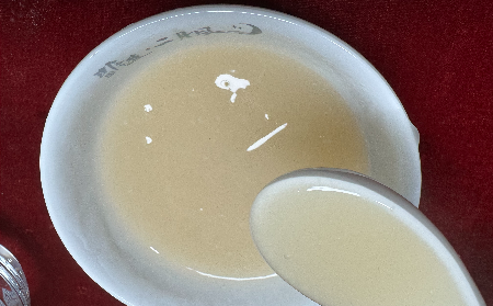 多少媽媽栽在輔導(dǎo)作業(yè)上！姥姥端來的一杯溫?zé)嵊袡C(jī)葛根粉，竟成了情緒 “滅火器”